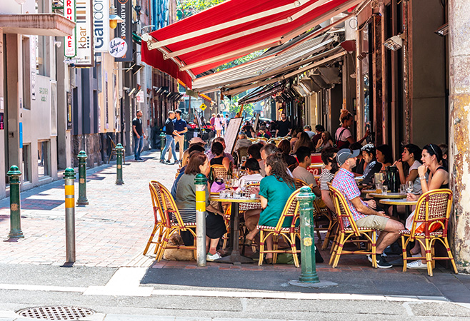 Melbourne’s brunch culture blends specialty coffee, creative food, and relaxed social dining